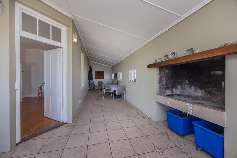 To Let 5 Bedroom Property for Rent in Bloubergstrand Western Cape